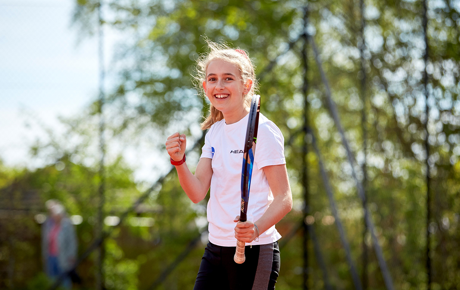 Nyt lysanlæg forlænger tennissæsonen i Hadsund